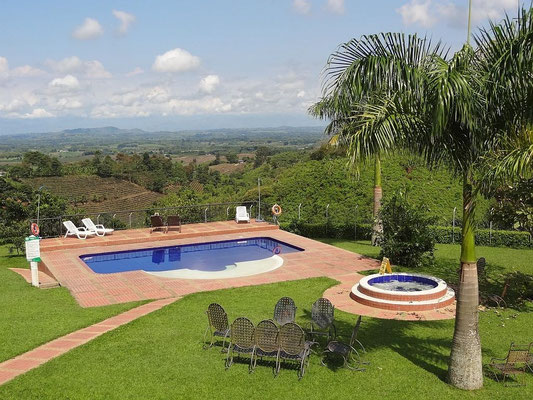 Swimmingpool der Kaffeefinca Bosque del Saman
