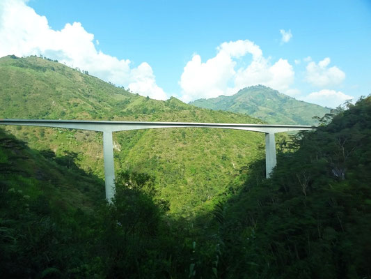 Ausbau des Andenpass La Linea zwischen Bogota und der Kaffeezone