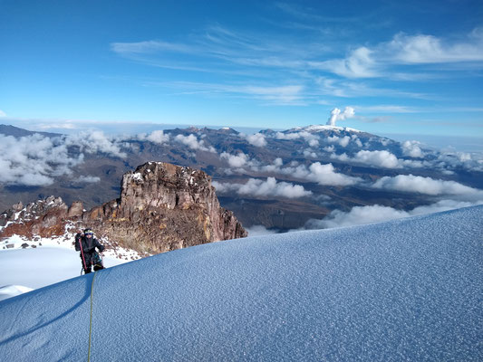 Blick vom "Nevado del Tolima" auf den "Nevado del Ruiz" und seine Rauchsäule