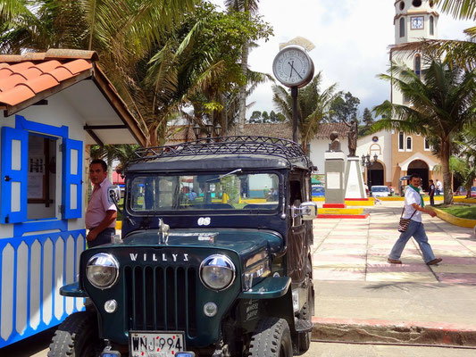 Willys Jeep an der Plaza Major in Salento - foto by chapoleratours