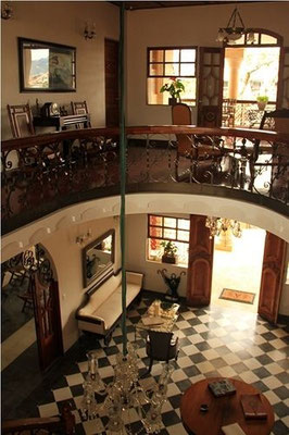 Hotel Don Alfonso Pereira - Rezeption & Treppenflur