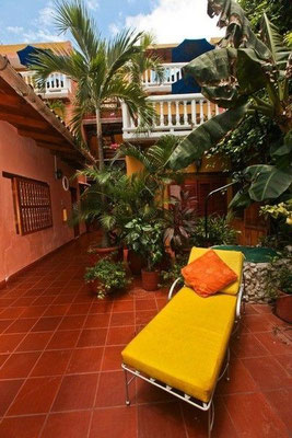 Der palmenbepflanzte Patio im Hotel 3 Banderas Cartagena