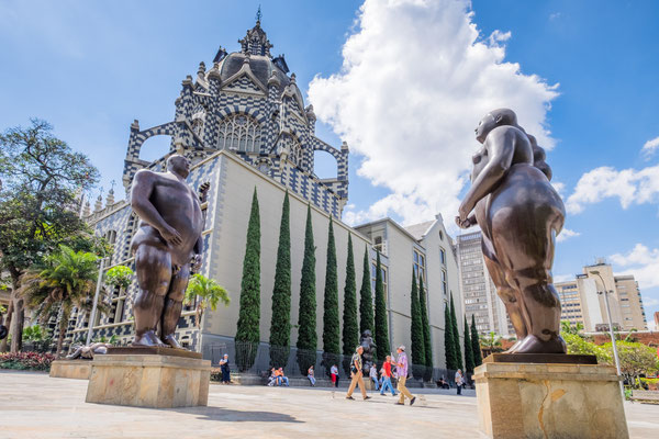 Plaza Botero mit den berühmten Bronze-Statuen