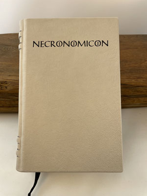 Das  Necronomicon verfasst von Abdul Alhazred aus der fiktiven Welt des H.P. Lovecraft - UNIKAT in Leder gebunden