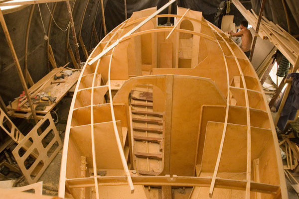 Корпус, деревянный набор и подготовка монтажа палубы и рубки на яхте Эстра