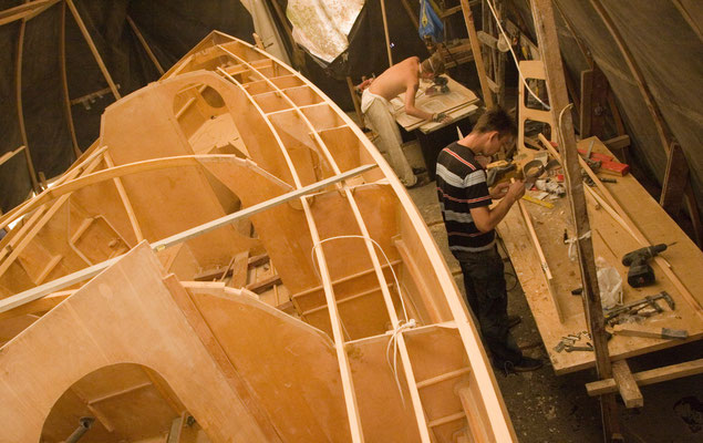 Корпус, деревянный набор и подготовка монтажа палубы и рубки на яхте Эстра