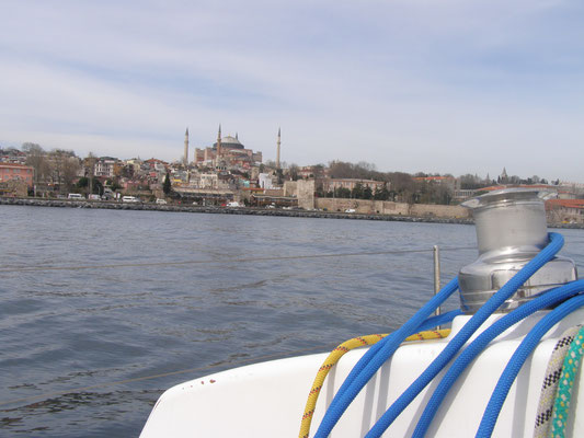 Яхта Эстра в проливе Босфор