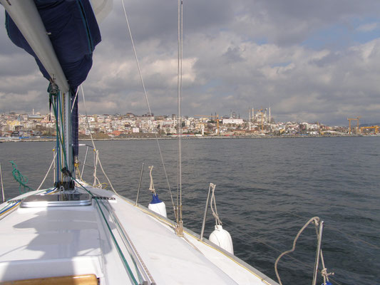 яхта Эстра на подходе к Стамбулу