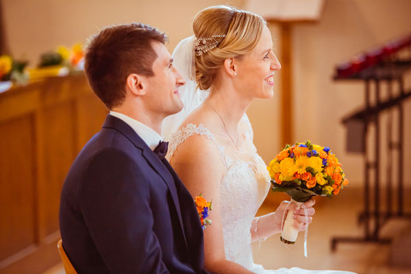 Hochzeitsbild von Susanne und Wolfgang lächelnd in der Kirche in Köndringen von Hochzeitsfotograf Timo Erlenwein