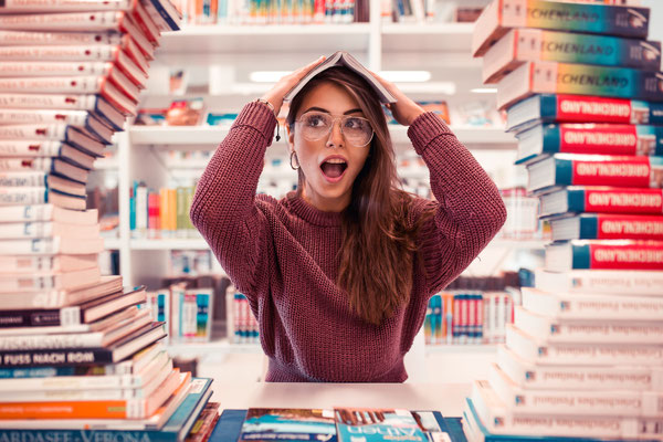 Bibliotheksshooting - Portraitfotografie von Timo Erlenwein Fotografie