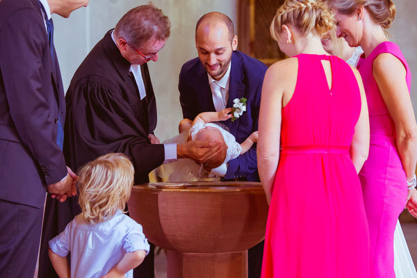 Hochzeitsbild von Julia und Clemens in der Kirche bei der Taufe ihrer Tochter von Timo Erlenwein Fotografie