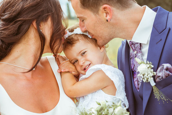 Hochzeitsbild Verena und Daniel beim Brautpaarshooting mit Tochter fotografiert von Timo Erlenwein Fotografie