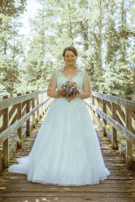 Hochzeitsbild von der Braut Jenny auf der Rheinbrücke von Hochzeitsfotograf Timo Erlenwein 