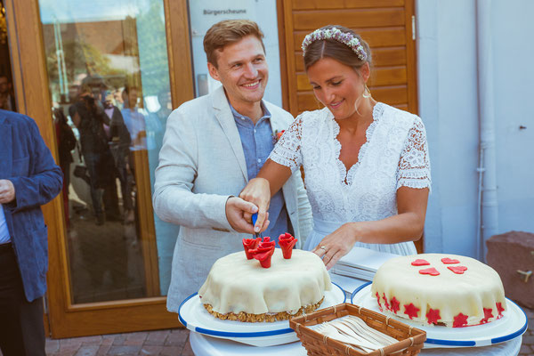 Hochzeitsfoto von Anja und Guido beim Tortenanschnitt von Timo Erlenwein Fotografie