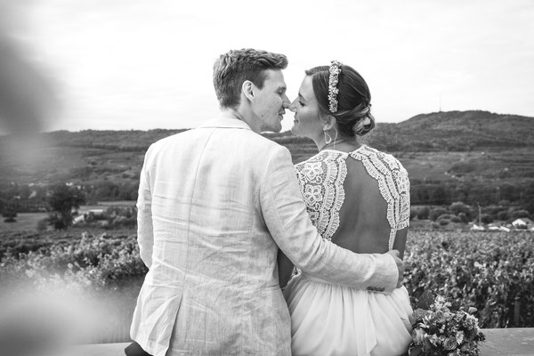 Hochzeitsfoto von Anja und Guido mit Blick in die Reben von Timo Erlenwein Fotografie
