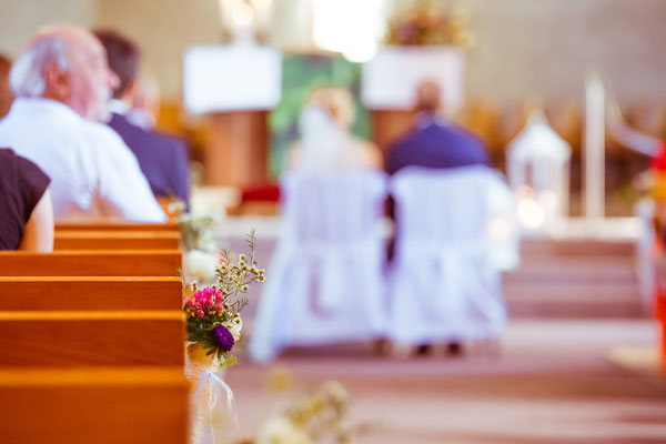 Hochzeitsbild von Julia und Clemens von hinten in der Kirche in Malterdingen von Timo Erlenwein Fotografie