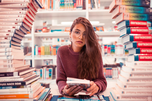 Bibliotheksshooting - Portraitfotografie von Timo Erlenwein Fotografie