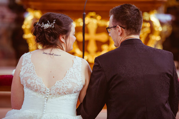 Hochzeitsbild von Jenny und Marius als Close-up von hinten in der Kirche von Hochzeitsfotograf Timo Erlenwein 
