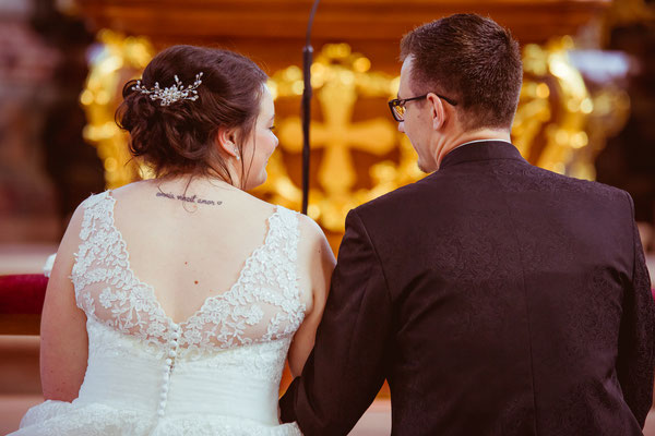 Hochzeitsbild von Jenny und Marius als Close-up von hinten in der Kirche von Hochzeitsfotograf Timo Erlenwein 