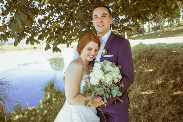 Hochzeitsbild von Anne und Daniel beim Shooting am Weier von Hochzeitsfotograf Timo Erlenwein 