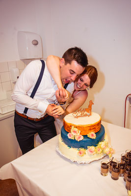 Hochzeitsbild von Anne und Daniel beim Tortenanschneiden von Hochzeitsfotograf Timo Erlenwein 