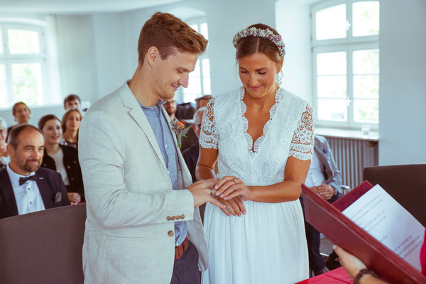 Hochzeitsfoto von Anja und Guido bei der Ringübergabe von Timo Erlenwein Fotografie