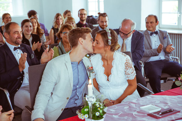Hochzeitsfoto von Anja und Guido mit Kuss im Standesamt von Timo Erlenwein Fotografie