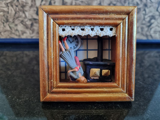 HAUSHALTSUNFALL - Miniaturen in kleinem Rahmen - 7x7 cm, Tiefe: 3 cm - CHF 50 
