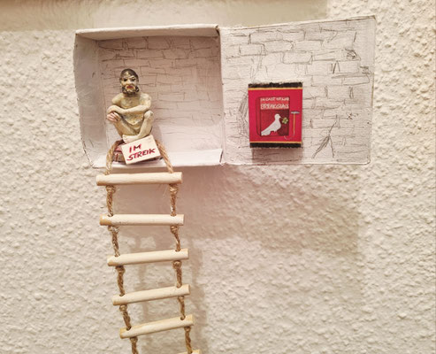 IM STREIK - Miniatur vom Projekt Tiny Museum - 15x21 cm, Tiefe: 3 cm - CHF 120