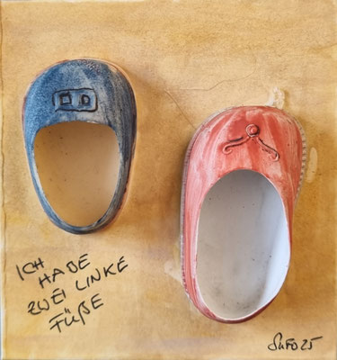 LINKE FÜSSE - 9 x 9,5 cm - Mixed Media (Puppenschuhe/Gouache/Tusche) auf Malkarton  - CHF 35