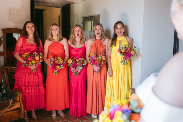 les demoiselles d'honneur robes colorées.