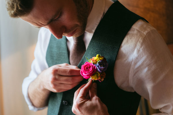 le marié avec le boutonnière