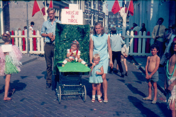 _101_Links van kinderwagen Frans v.d. Broek met bierfles, rechts naast kinderwagen Agnes vd Berg, re achter witte hek Pa van Daalen zittend op vensterbank