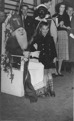 Jan Moor junior op 5 dec 1953 bij Sinterklaas (Horreman)