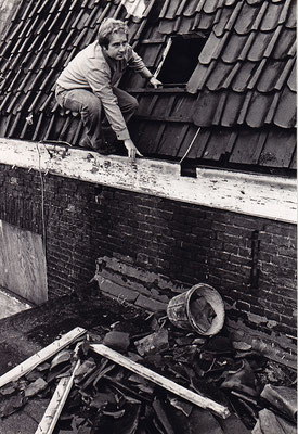 S8_ 1978 Harry van Staa op het dak van Knipstraat 42 tijdens de sloop van de aangrenzende panden in de Knipstraat