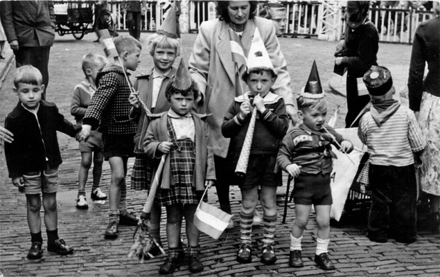 _B12_ 1959 vlnr op de voorgrond Helma de Kruijf, Nellie de Kruijf, Peter Vermeulen, Annie Vermeulen, Gerard Vermeulen