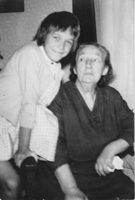 Kathe Hansen 6 jaar oud in 1960 met oma