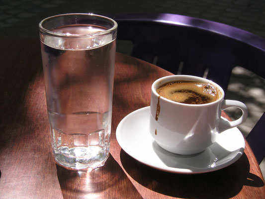 griechische Kaffee mit Wasser...
