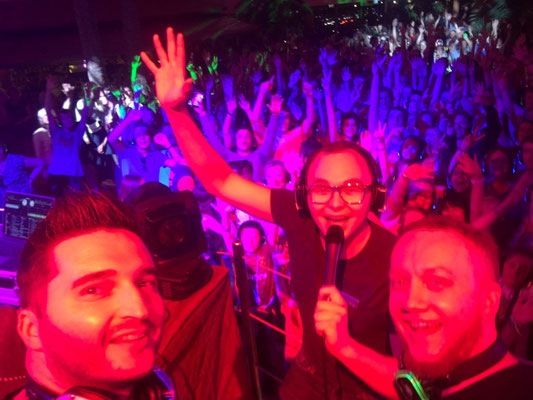 Tanzende Gäste bei AIDA-Silent-Event mit DJ Luca Heinken am DJ-Pult