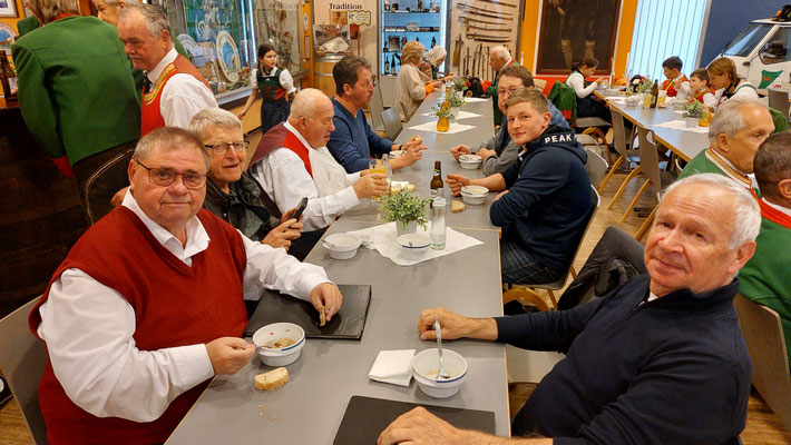 02. November 2025: Allerseelen-Messe mit Krieger-Gedenkfeier - gemütlicher Ausklang bei Speis und Trank im Schützenheim der Stadtschützenkapelle Mariahifl-St.Nikolaus