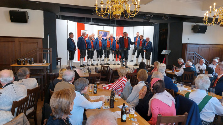 06. Oktober 2024: Das Fest des Tiroler Männerchöre 2024 - Die Sängerrunde Schwoich auf der Bühne