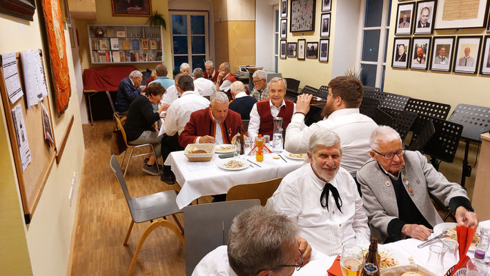 27. Mai 2025: Tiroler Marienlob - Gemütlicher Ausklang bei Schweizer-Wurstsalat im Sängerheim in St.Nikolaus/Innsbruck