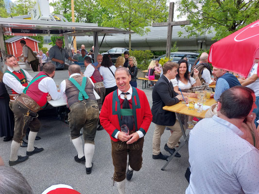 13. Mai 2023: Geburtstags-Ständchen für Schützenhauptmann Klaus Rott - und eigenem Bierwagen