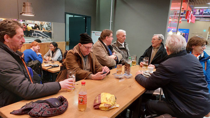 23. Dezember 2023: Wien-Ausflug - Abendtrunk und -snack beim "Leberkas Pepi" am Wiener Hauptbahnhof