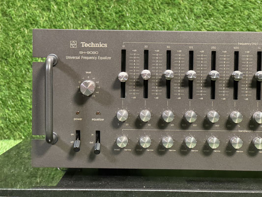 Equalizer Technics SH 9090 Universal Frequency Equalizer schräg Front
