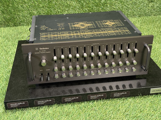 Equalizer Technics SH 9090 Universal Frequency Equalizer Oberseite Gehäuse
