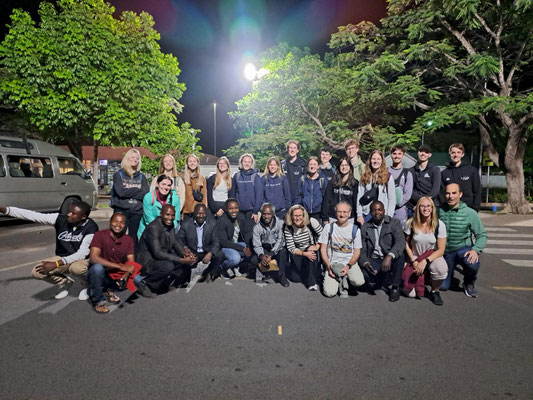 Nach ca. 2,5 Stunden waren alle durch die Einreisekontrollen und konnten sich für ein Gruppenfoto aufstellen. 