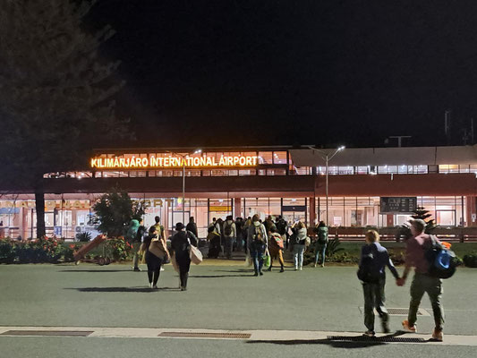 Um 1.30 Uhr nachts sind wir im Flughafen Kilimandscharo eingetroffen.