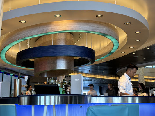 Bild: An der TUI-Bar
