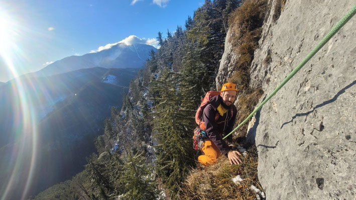 am Grasband, dem Ende der 2. Seillänge, mit Blick zum Schneeberg